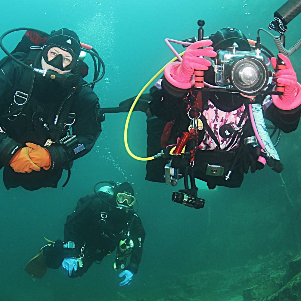Beginner divers in a controlled setting