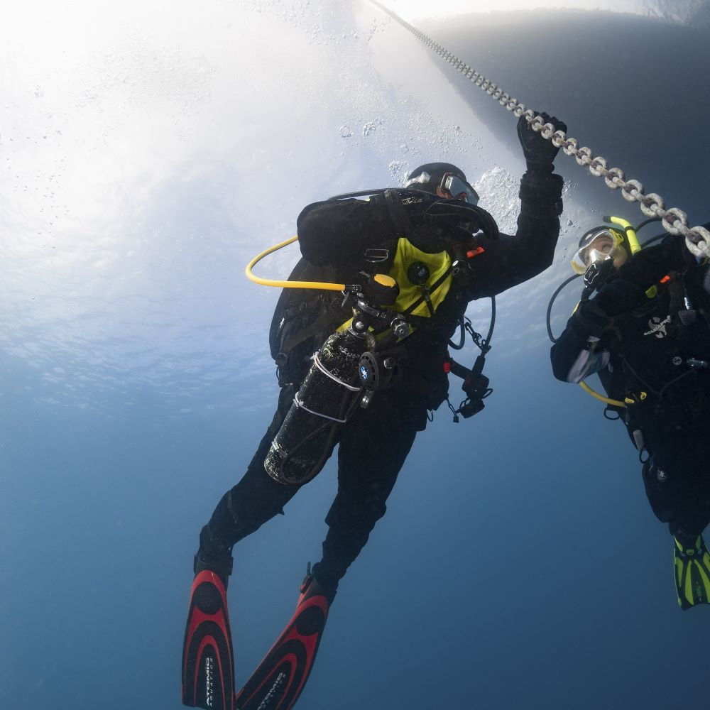 A calm first in-water experience for a new diver