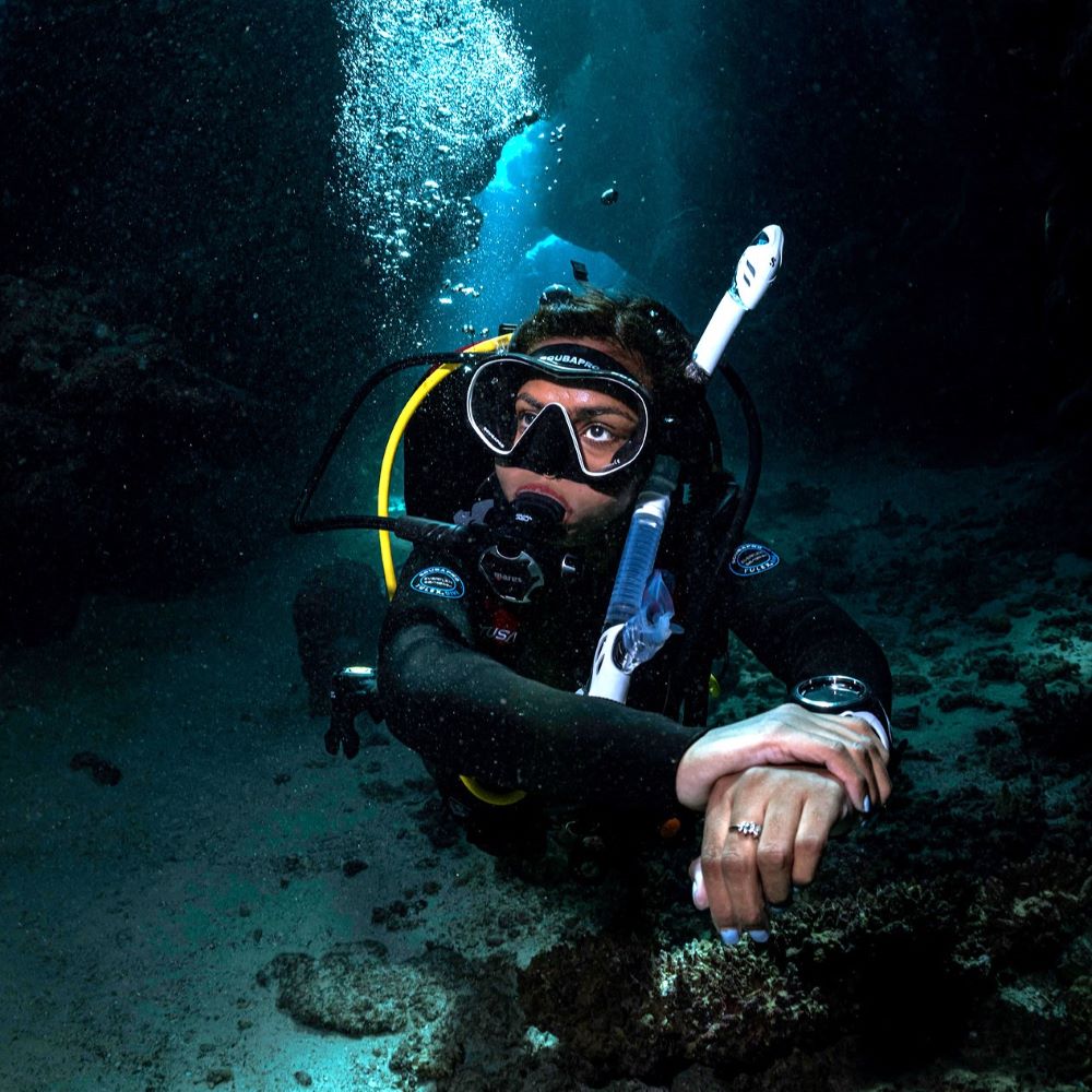 New diver talking with an instructor